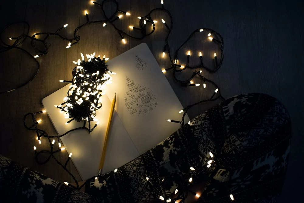 Como configurar luzes de Natal ao ar livre